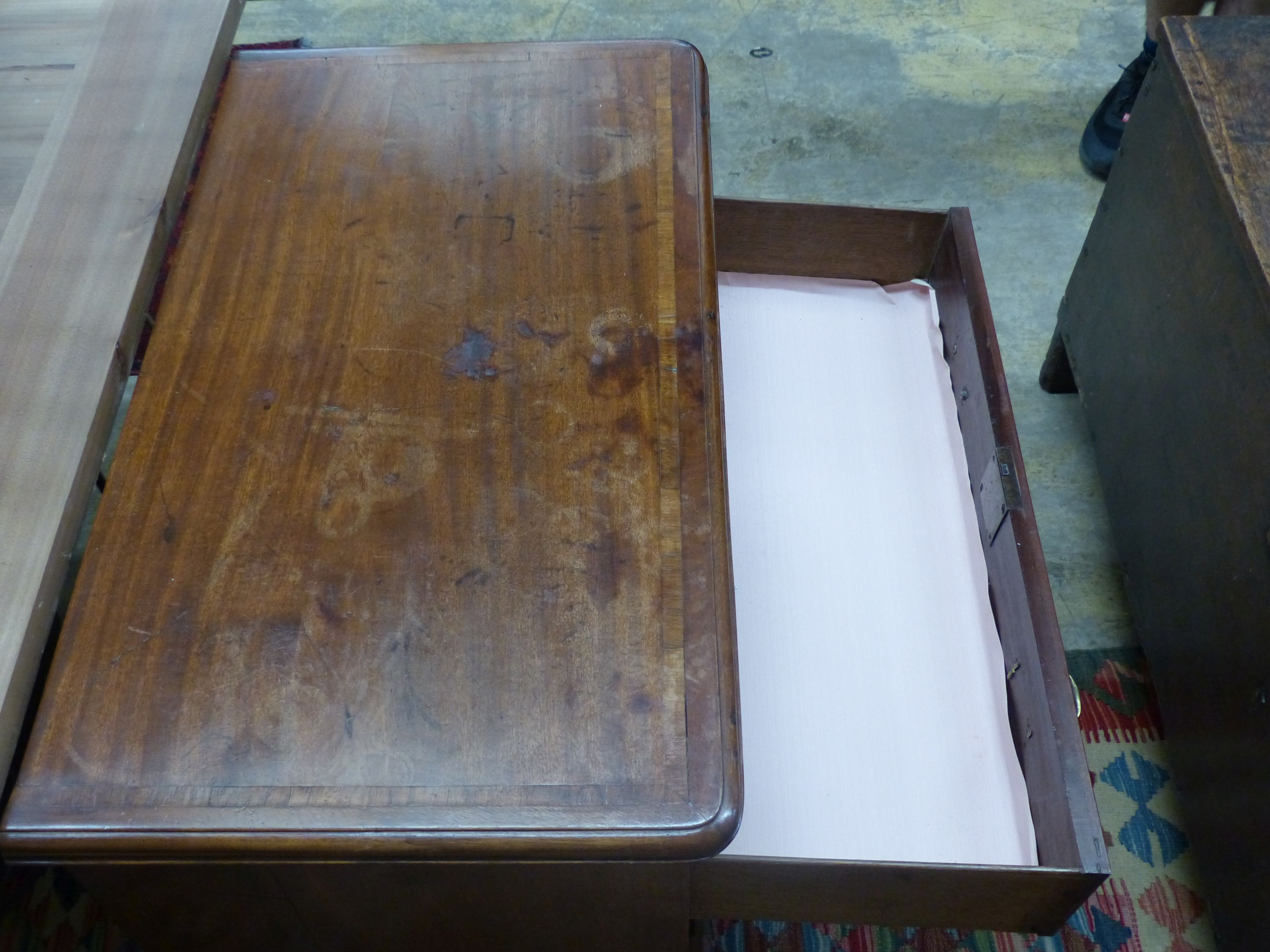 A small George III mahogany chest of drawers, width 75cm, depth 42cm, height 76cm